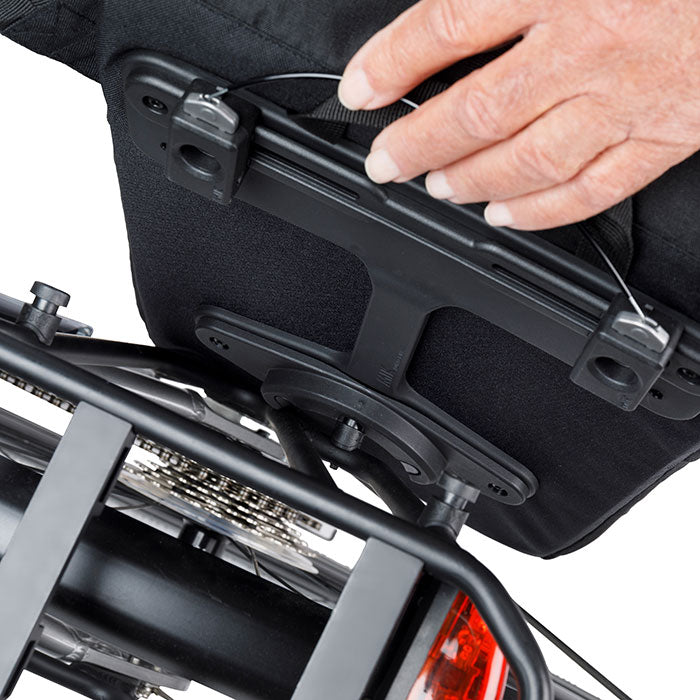 BASIL MOVE SIDOVÄSKA MIK HOOKS SVART